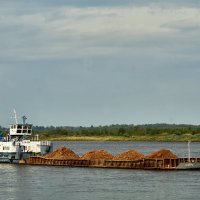 Баржа и буксир на Волге у Балахны :: Алексей Р.