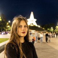 Девушка при фонарях на Кургане :: Евгений Девушка при фонарях на Кургане :: Евгений