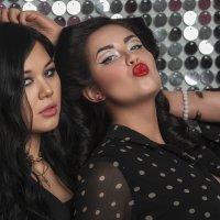 Ретро-гламур: две девушки на фоне блестящих дисков :: Джованни Луче