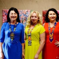 У Вернісажі виставка трьох художниць з Прикарпаття - Надії Садов&#39;як, Наталія Вовчук та Галин :: Степан Карачко