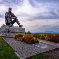 Памятник В.М.Шукшину на горе Пикет в селе Сростки :: Александр 