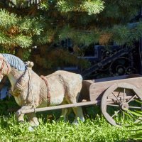 Скульптура "Лошадь с телегой" :: Алексей Р.