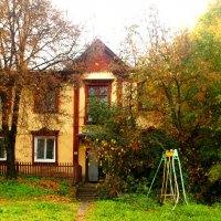 Осенний дворик :: Сергей Сергеев