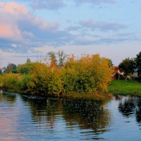 Осень на реке Тихвинка :: Сергей Кочнев