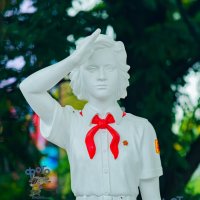 Скульптура пионерки. город Курск :: Руслан Васьков Скульптура пионерки. город Курск :: Руслан Васьков