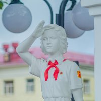 Скульптура пионерки. город Курск :: Руслан Васьков