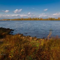 На берегу реки осенью :: Александр Синдерёв