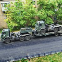 Армейский тягач везут на ремонт :: Александр Лычагин
