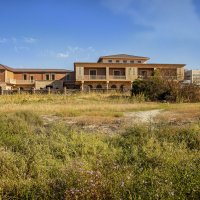 Дом с лужайкой :: Анатолий Чикчирный