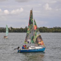 Репродукция картины Бориса Кустодиева "Яблоки" на парусах яхты :: Татьяна Машошина