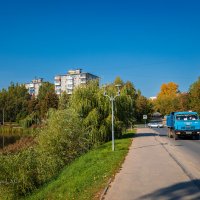 На городской улице :: Александр Синдерёв