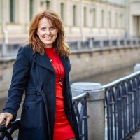 Девушка на набережной :: Евгений Ермаков Девушка на набережной :: Евгений Ермаков