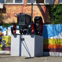 Памятник первому трактору появился в Аксае еще в 30-х годах XX века :: Татьяна Смоляниченко Памятник первому трактору появился в Аксае еще в 30-х годах XX века :: Татьяна Смоляниченко