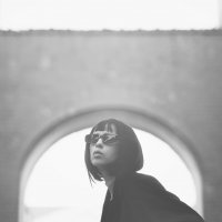 Мария в стильных очках на фоне арки :: Viktoria Anufrieva