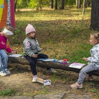 Дети рисуют на прогулке :: Сергей Цветков Дети рисуют на прогулке :: Сергей Цветков