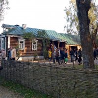 Низкий дом с голубыми ставнями :: Galina Solovova Низкий дом с голубыми ставнями :: Galina Solovova