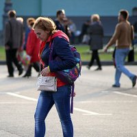 прохожая :: Олег Лукьянов прохожая :: Олег Лукьянов