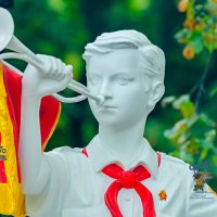 Скульптура пионера. город Курск :: Руслан Васьков