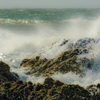 Нападение волн на скалу :: Георгий А