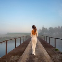 девушка в белом платье :: Алексей Чигвинцев