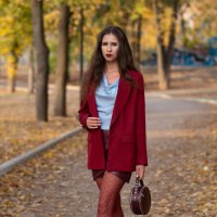 Мария в трендах осени на прогулке в  парке :: Viktoria Anufrieva