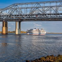 Теплоход удаляется по реке :: Александр Синдерёв