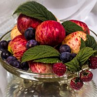 Фрукты и ягоды :: Людмила Павловна Крышковец