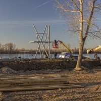 Идёт монтаж вышки для спасателей на набережной в районе городских пляжей :: Владимир Кириченко Идёт монтаж вышки для спасателей на набережной в районе городских пляжей :: Владимир Кириченко