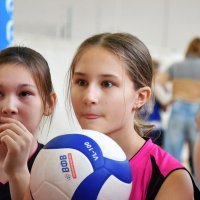 Мы любим волейбол! Арина и Лена. :: Василий Кутовой