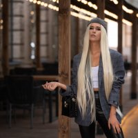 Мария в образе блондинки возле кафе :: Viktoria Anufrieva Мария в образе блондинки возле кафе :: Viktoria Anufrieva