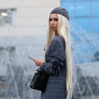 Блондинка с телефоном у фонтана :: Viktoria Anufrieva