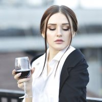 Можно ли выпускать на крышу дома девушек с вином? (2) :: Игорь Парв