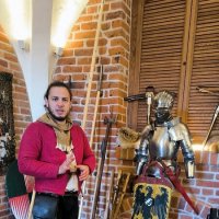 Экскурсию по замку ведет настоящий рыцарь того времени! :: Ольга 