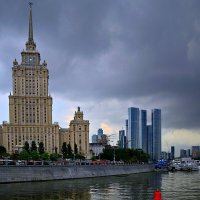 Москва. Вечерняя прогулка по реке :: Владимир Мигонькин