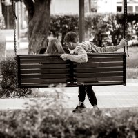 На качелях в городском сквере :: Алексей Трифонов