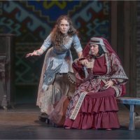 Актрисы Ксения Ольховская в роли Соны и з. а. Санкт-Петербурга Наталья Парашкина в роли Ханумы. :: Александр Максимов