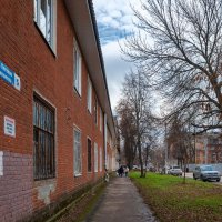 Возле старинного дома :: Александр Синдерёв