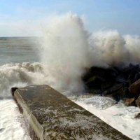 «О, море, море, преданным скалам ты ненадолго подаришь прибой...» :: Михаил Андреев