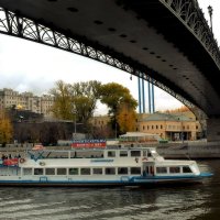 Проплывая под Патриаршим мостом. :: Татьяна Помогалова