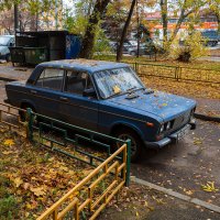 Старенькая "Лада" у подъезда дома :: Александр Синдерёв