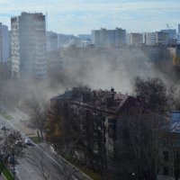 Снос дома средь бела дня. :: Наталья Вязигина