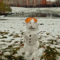 Одноглазый снеговик неожиданно возник. :: Татьяна Помогалова