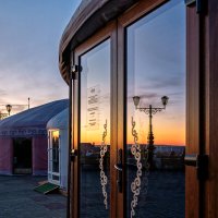 Закат пылающий в стекле... :: Сергей Шатохин 