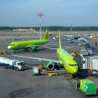 Подготовка самолёта к рейсу. Аэропорт "Домодедово". :: Андрей Дурапов