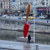Красная садовая лопатка на Болотной набережной. Москва. :: Наталья Вязигина