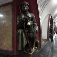 Бронзовая скульптура пограничника с собакой.Фото с мобильного :: Татьяна Семенова