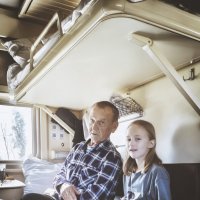 Попутчики — дедушка и внучка :: Сергей Царёв