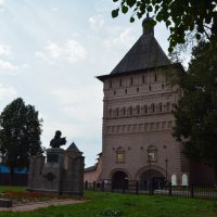 вход в Спасо-Евфимиев монастырь.Перед входом установлен бюст Дмитрия Пожарского :: Галина R...