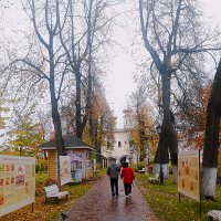 Осеняя алея монастыря :: Сергей Кочнев