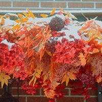 Украшение крыльца ресторана :: Сергей Кочнев